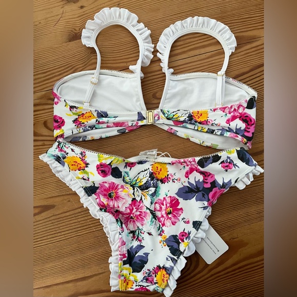 Amore and Sorvete Jessie James Decker Floral Bikini - Picture 6 of 9